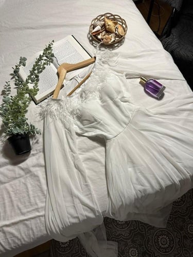 فستان ناعم أبيض ريش