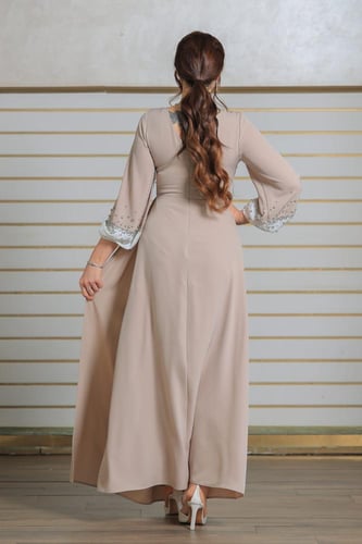 فستان طويل وأنيق يتميز بتصميم راقٍ وجذاب