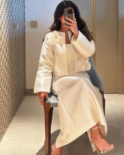 فستان العيد اوف وايت مع جاكيت مزين