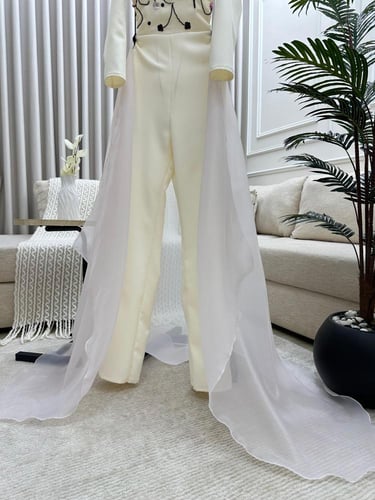 جمبسوت العيد الأبيض بتصميم فاخر وذيل أورجنزا