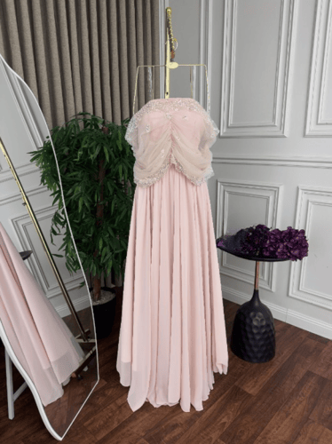 فستان شيفون للحوامل بتصميم أوف شولدر وتطريز أنيق