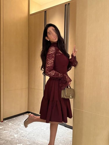 فستان ميد عودي من قماش الباربي والدانتيل الفاخر بأ...