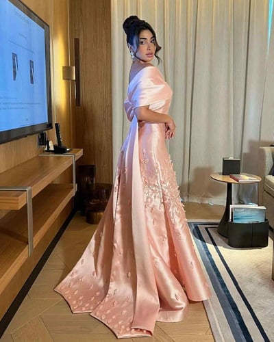 فستان سهرة بتصميم ملكي