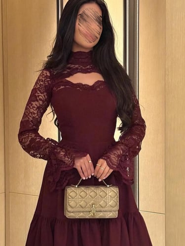 فستان ميد عودي من قماش الباربي والدانتيل الفاخر بأ...