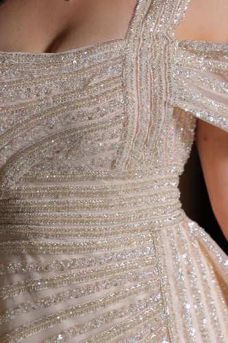 فستان سهره مرصع بالفصوص يأتي بكم منسدل وذيل طويل