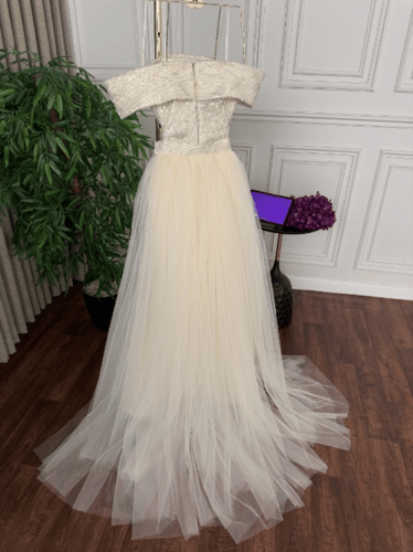 فستان تل مطرز بأناقة يعكس الإطلالة العصرية والفخام...