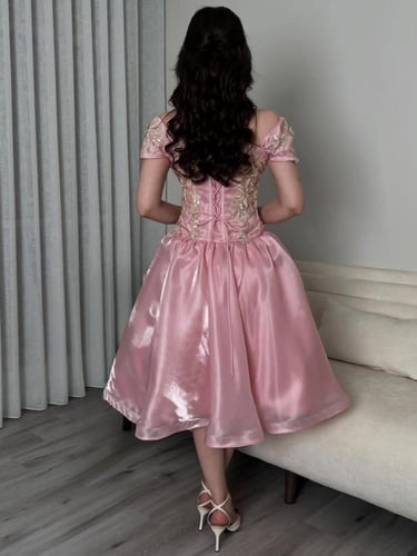 فستان ميد لحمي من قماش الجازار المبطن مع كلفة صدر...