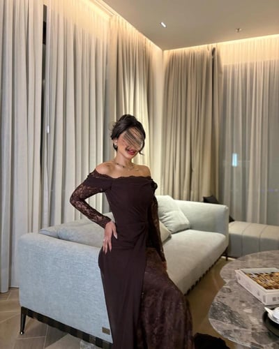 فستان فخم بني مع أكمام دانتل