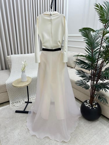 جمبسوت العيد الأبيض بتصميم فاخر وذيل أورجنزا