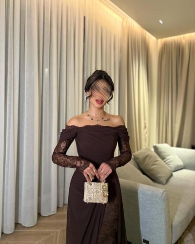 فستان فخم بني مع أكمام دانتل