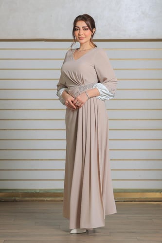 فستان طويل وأنيق يتميز بتصميم راقٍ وجذاب