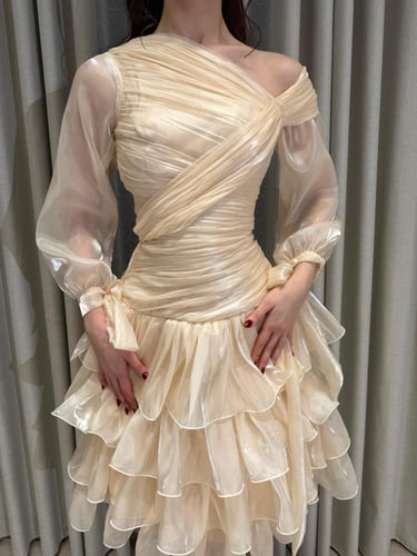 فستان مروج اصفر / بقماش جازار وقصه مميزه بكسرات مل...