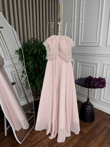 فستان شيفون للحوامل بتصميم أوف شولدر وتطريز أنيق