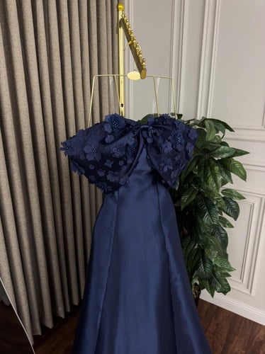 أناقة الورود وإبداع التصميم في فستان وردي يعكس جما...