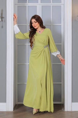 فستان طويل وأنيق يتميز بتصميم راقٍ وجذاب