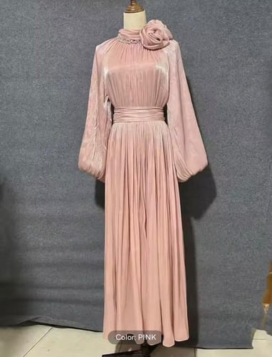 فستان سهرة بياقة مطوية مزينه بالكريستالات ورباط عل...