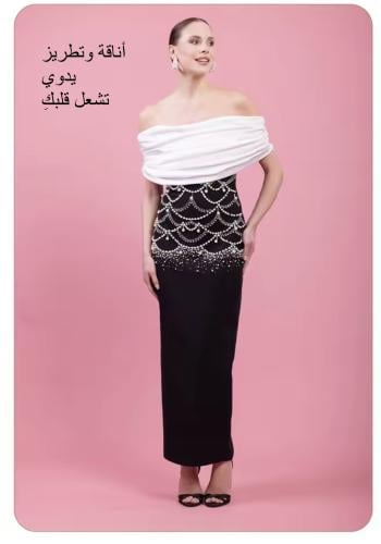 فستان ماكسي أنيق مكشوف الكتفين مزين باللؤلؤ، بقصة...