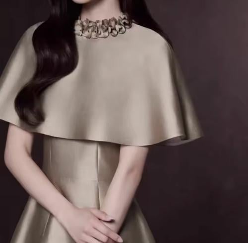 فستان أنيق بتصميم كاب ثلاثي الأبعاد مزين بالزهور،...