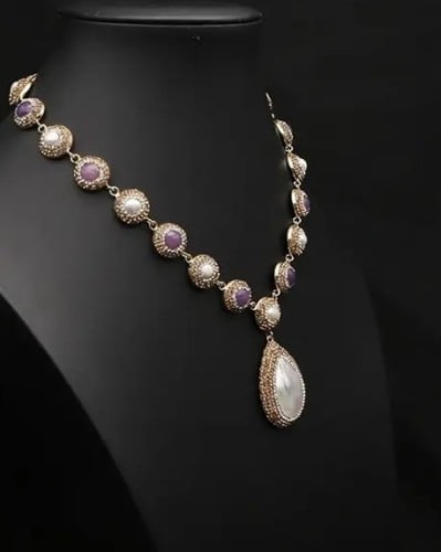 عقد فرنسي الطراز من اللؤلؤ الطبيعي و الكريستال الب...