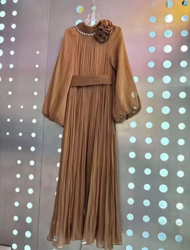 فستان سهرة بياقة مطوية مزينه بالكريستالات ورباط عل...