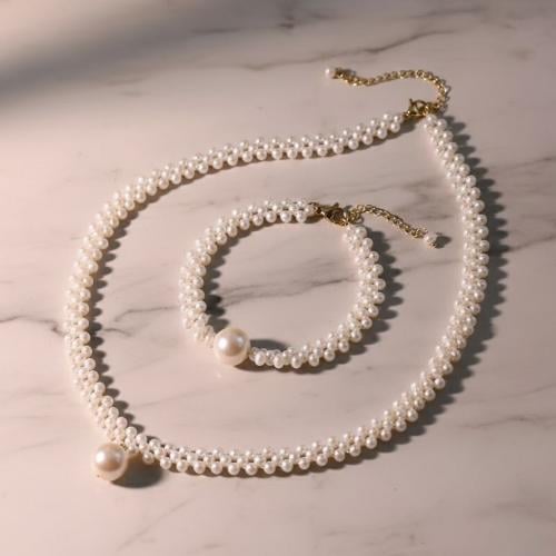 The Braided Pearl Muse (ملهمة اللؤلؤ المجدول)