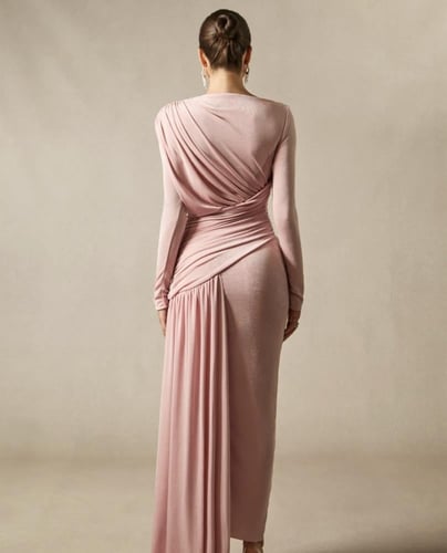 فستان طويل ومزموم الصدر والخصر من القماش القطني ال...