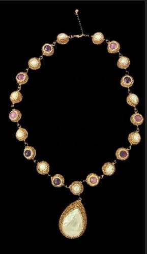 عقد فرنسي الطراز من اللؤلؤ الطبيعي و الكريستال الب...