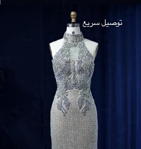 فستان سهرة فاخر مرصع بالكريستال بتصميم هالتر راقي...