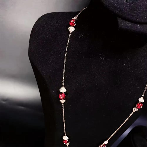 طقم من القلادة الفاخرة و الأقراط المرصعة بالزركون...