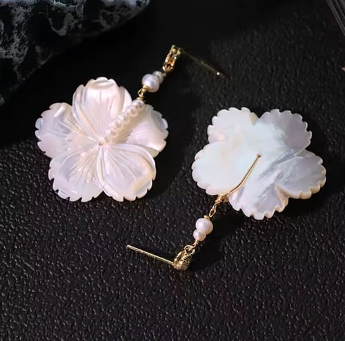 أقراط "سوليتير اللؤلؤ" (Pearls Solitaire)