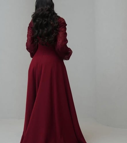 فستان سهرة خمري بأكمام