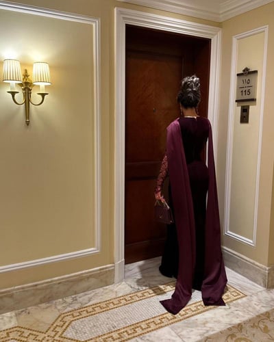 فستان عودي مع شال طويل