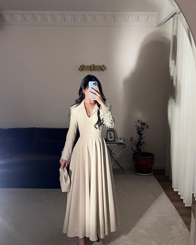 فستان عودي مخمل مع تل طويل