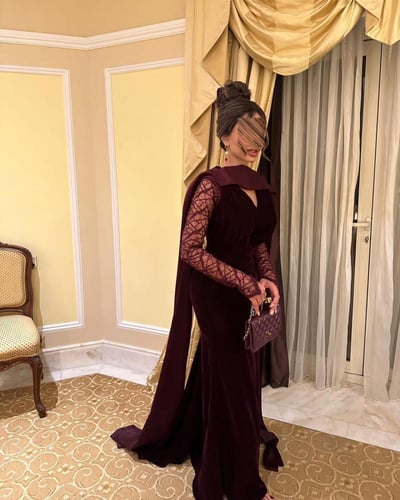 فستان عودي مع شال طويل