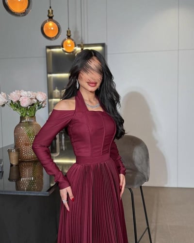 فستان ملكي بأكمام مكشوفة