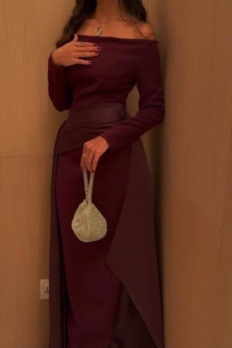 فستان سهرة عنابي بتصميم أوف شولدر