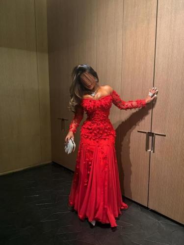 فستان سهرة أحمر مورد