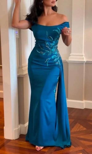 فستان سهرة فاخر بأكتاف مكشوفة وتطريز لامع”