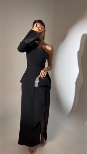 فستان أسود أنيق بكتف واحد بتصميم عصري”