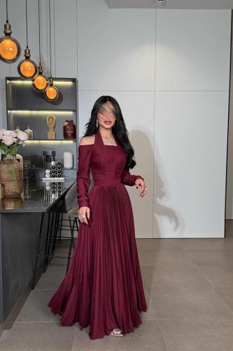 فستان ملكي بأكمام مكشوفة