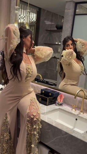 جمبسوت سهرة بأكمام شفافة وتطريز أنيق