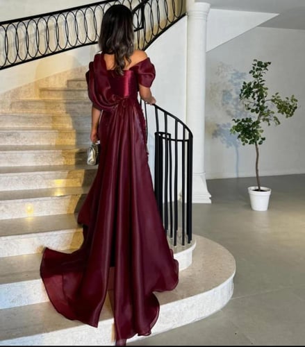 فستان سهرة أنيق باللون العنابي مع ذيل طويل