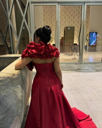 فستان احمر كلوش