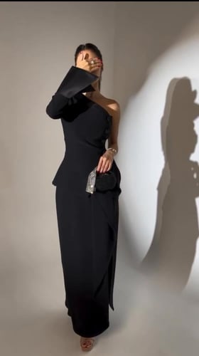 فستان أسود أنيق بكتف واحد بتصميم عصري”