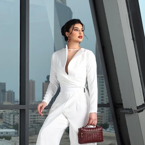 جمبسوت الأناقة البيضاء