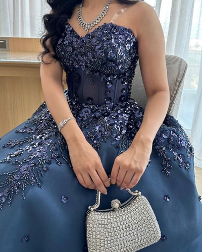 فستان ملكة ازرق غامق لفتة ساحرة