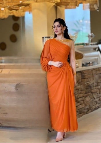 فستان شيفون بطبقات مميزه مع كم مزين بالكرسال