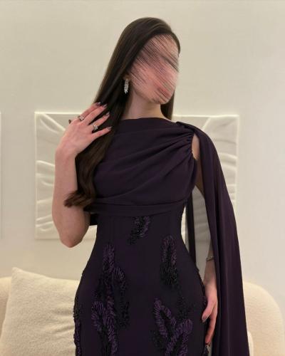 فستان سهرة بنفسجي ملكي مطرز مع شال انسيابي