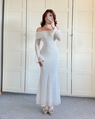 فستان أبيض دانتيل بأكمام شفافة