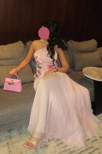 فستان وردي بطبعة زهور أنيقة